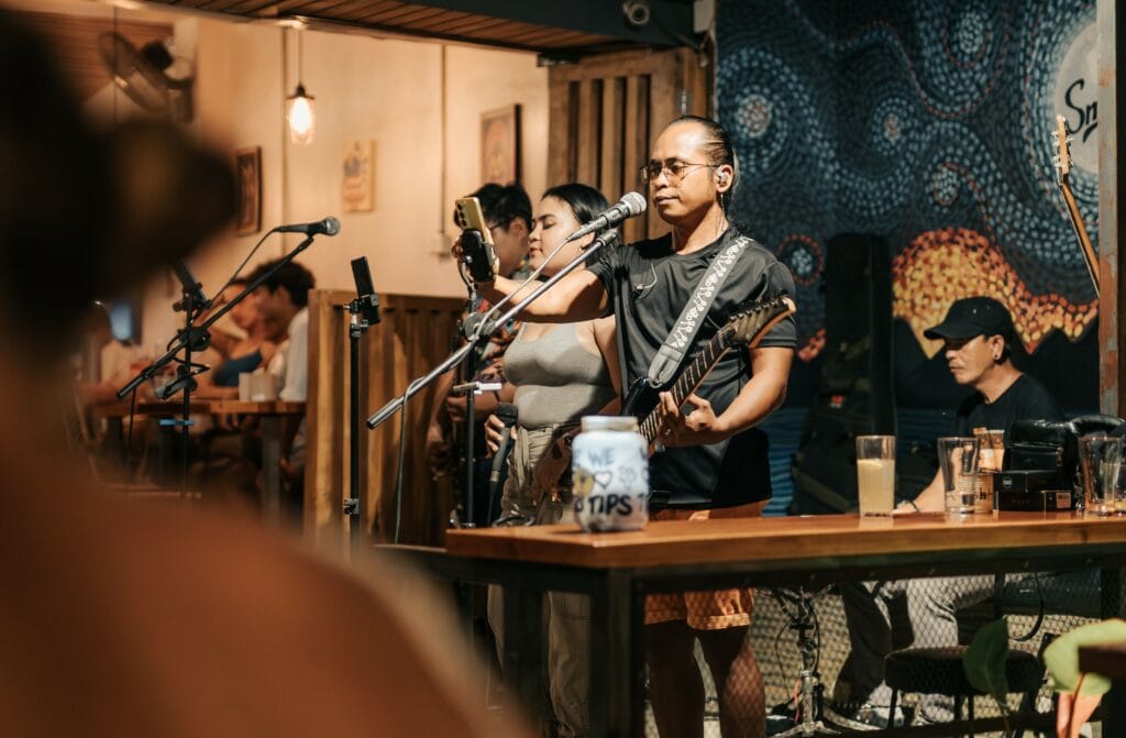Where to go out in Moalboal. Bars with live Music